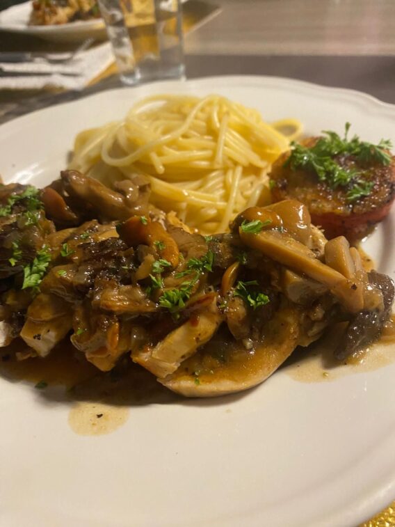 Suprême de poulet aux champignons et spaghettis au beurre